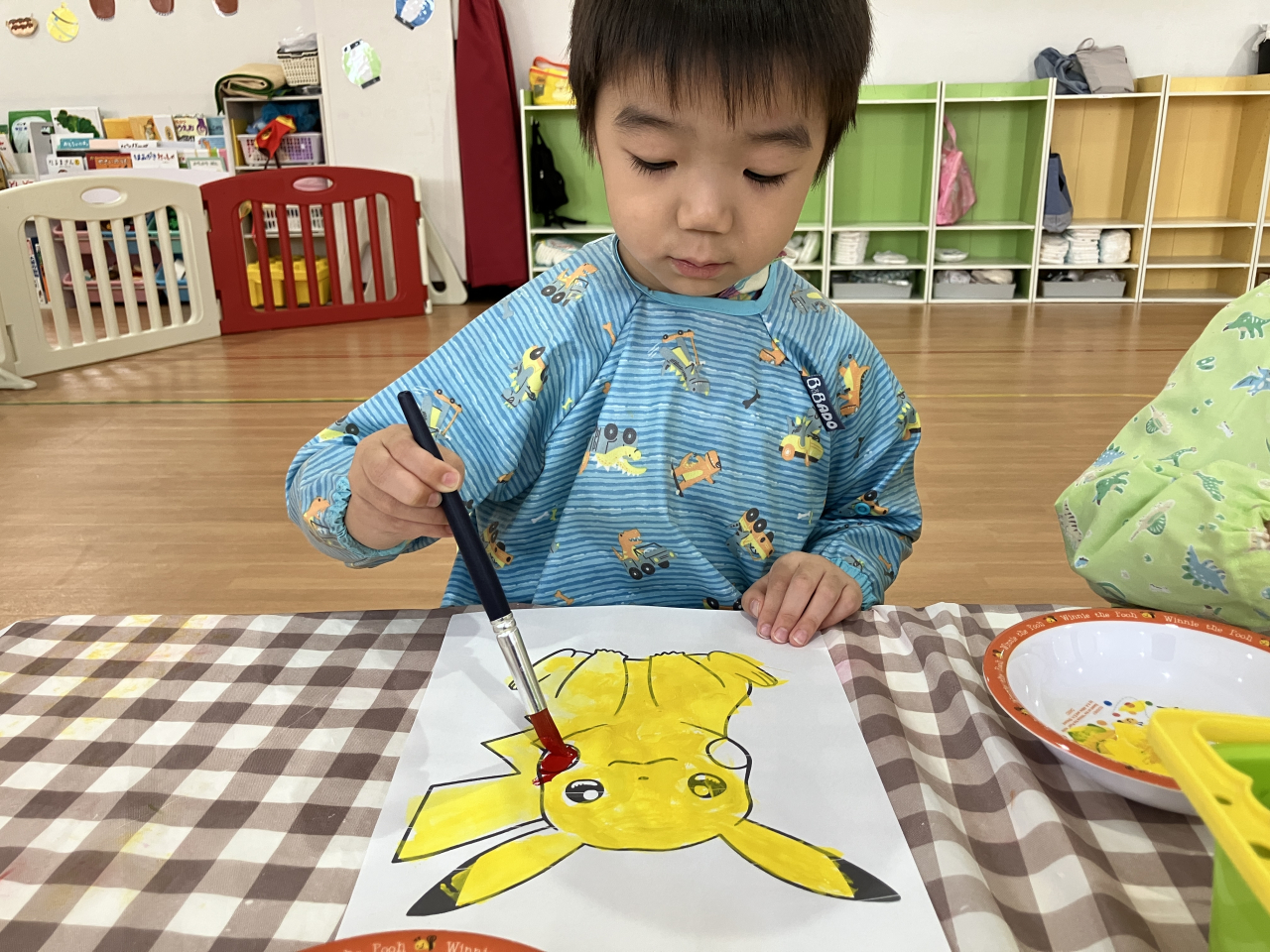 絵具遊びから性格や指先の器用さのチェック